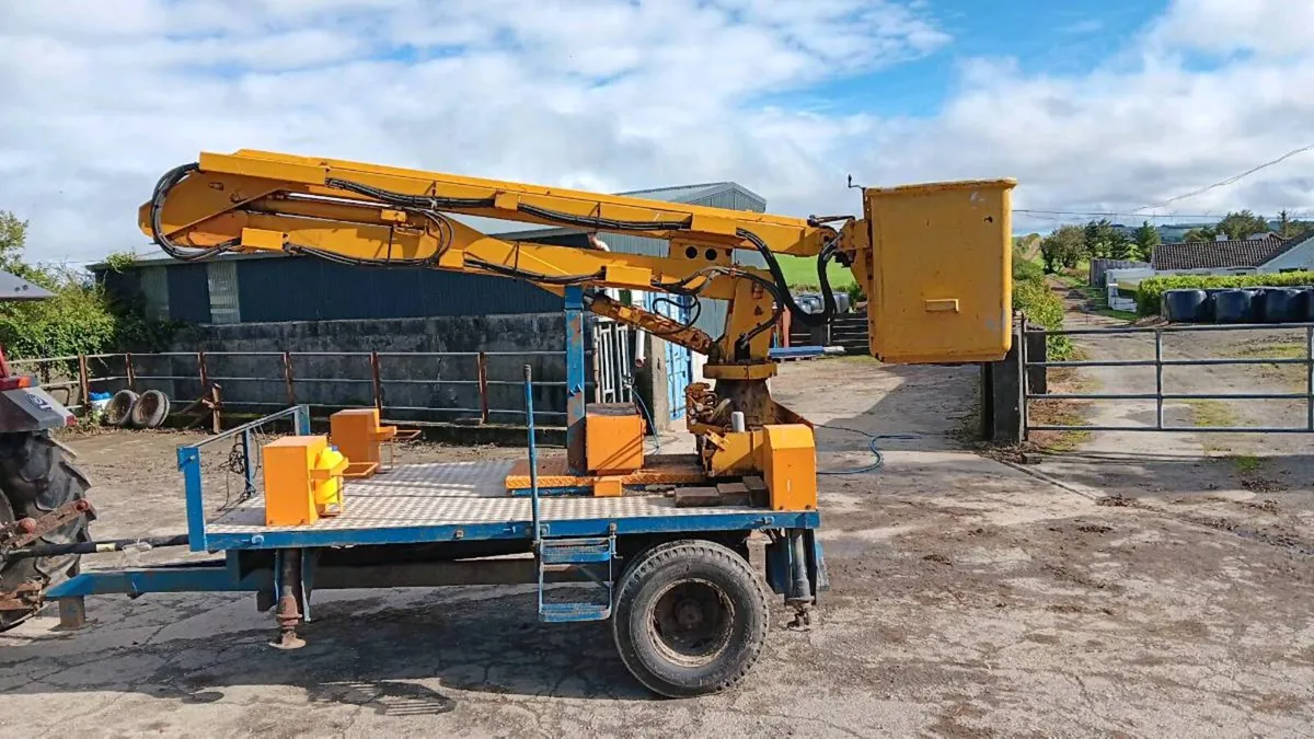 Tractor driven cherry picker - Image 4