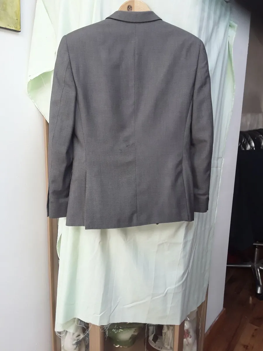 Brand new gents Burton suit medium-sized - Image 2