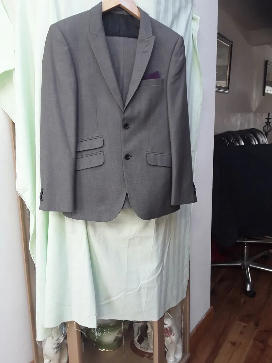 Brand new gents Burton suit medium-sized - Image 1