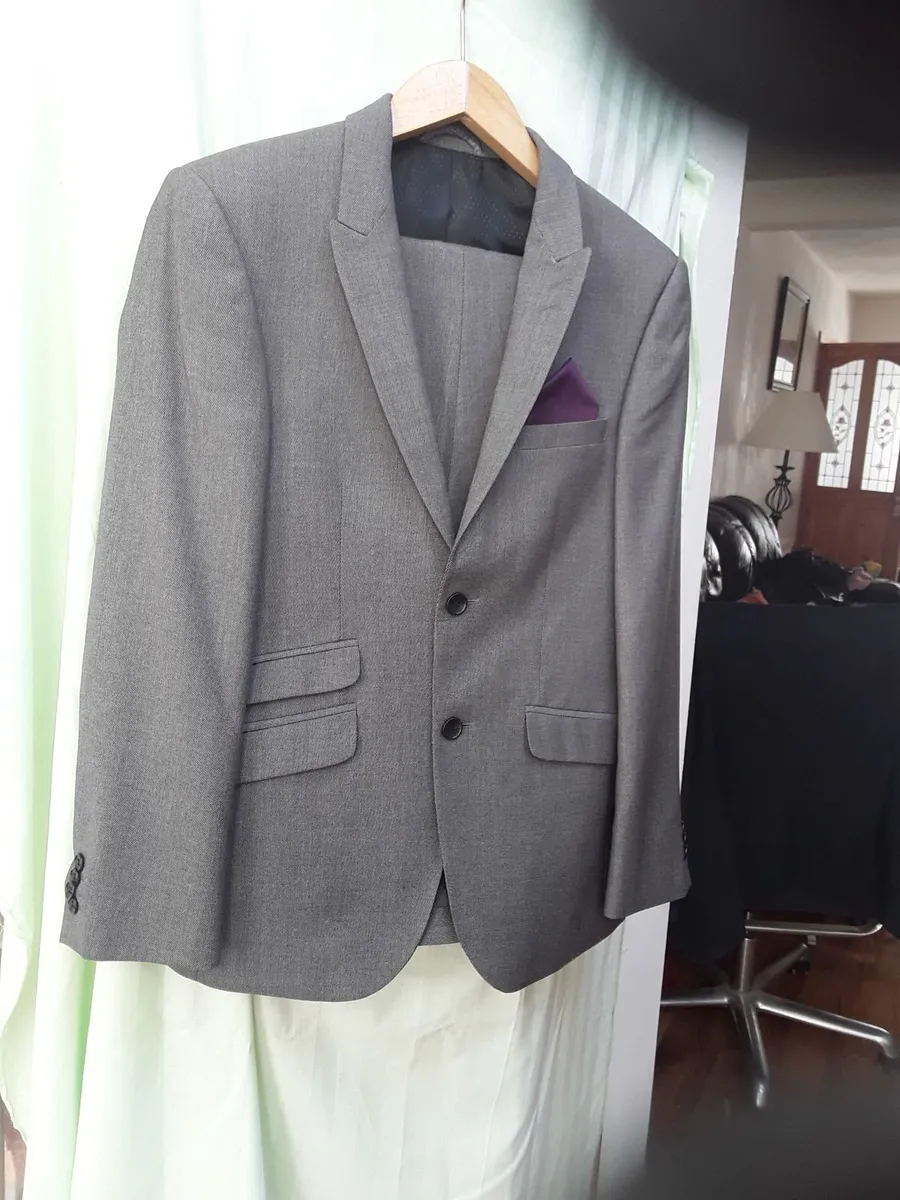 Brand new gents Burton suit medium-sized - Image 4