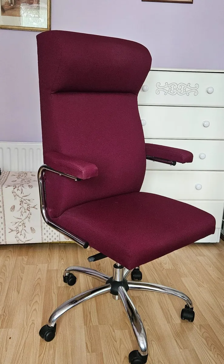 Lamp, fireguard, computer chair, whatnot - Image 3