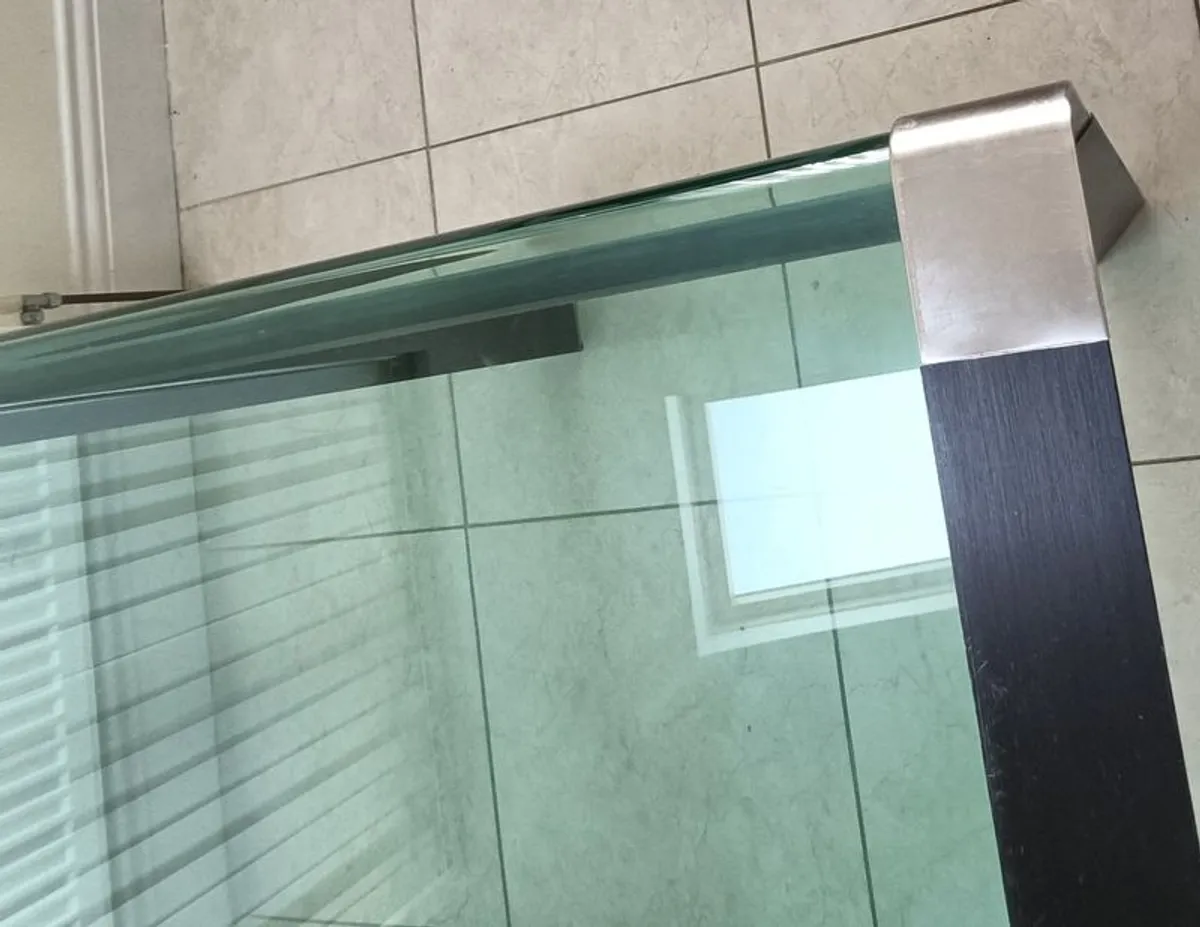 Glass dining table - Image 3