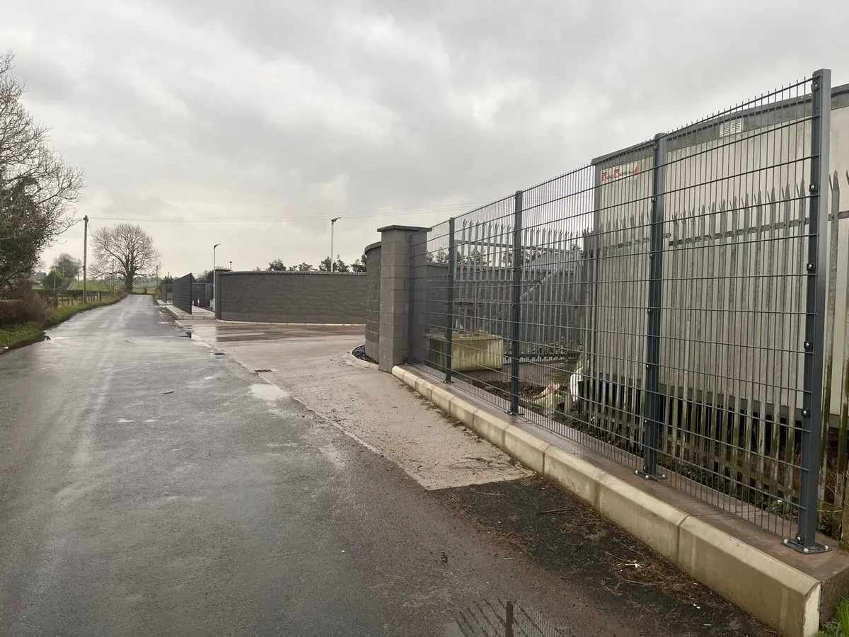 868 Mesh Fence - Image 2