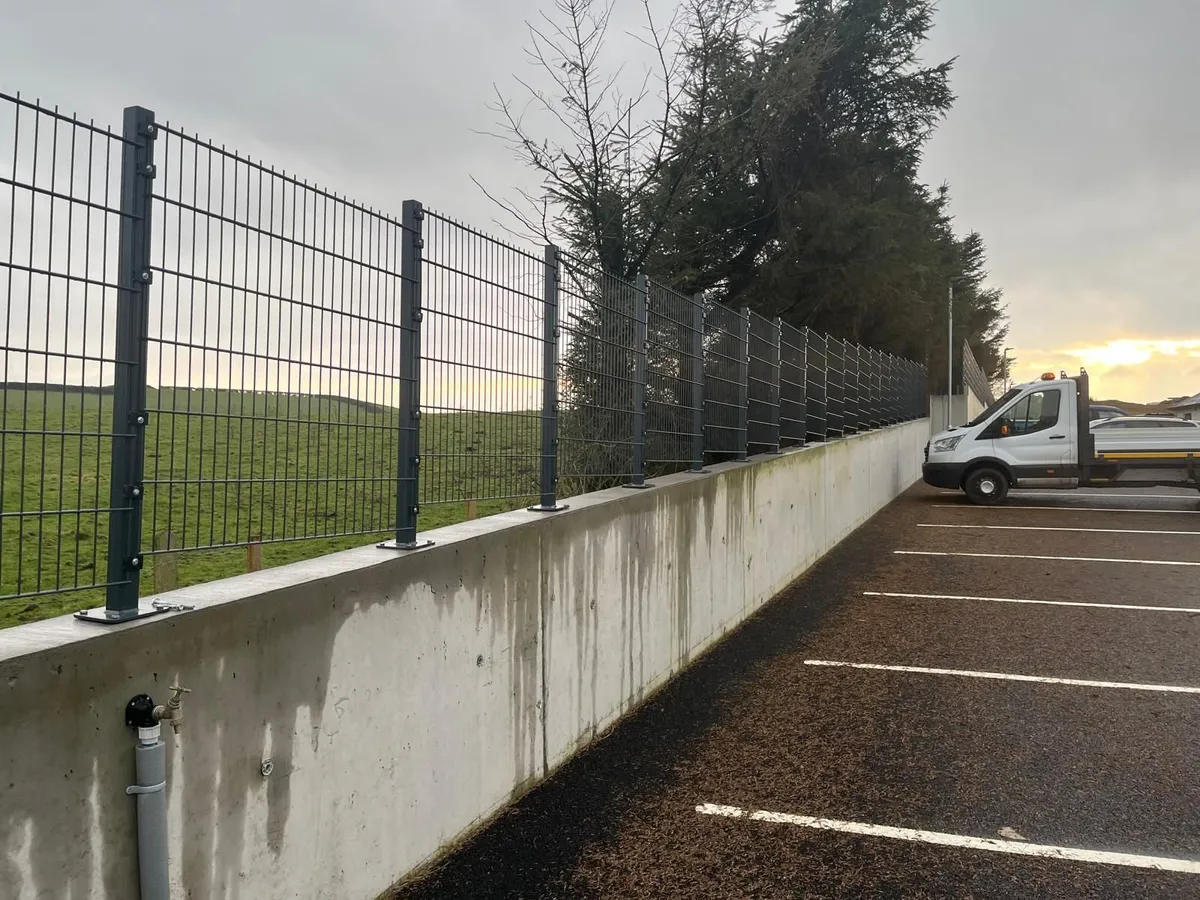 868 Mesh Fence - Image 1