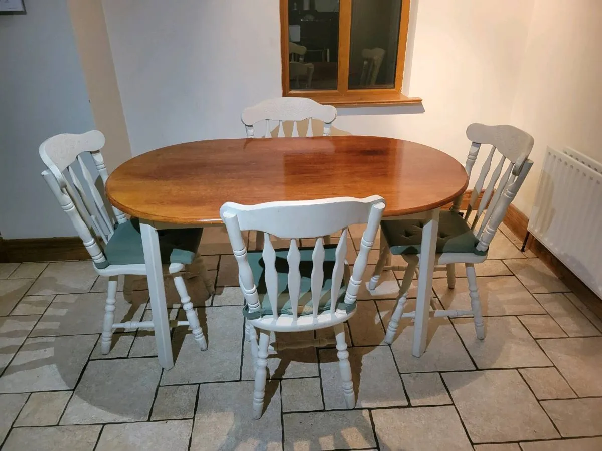 Kitchen table and 4 chairs with covers - Image 1