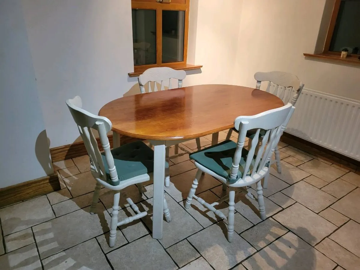 Kitchen table and 4 chairs with covers - Image 2