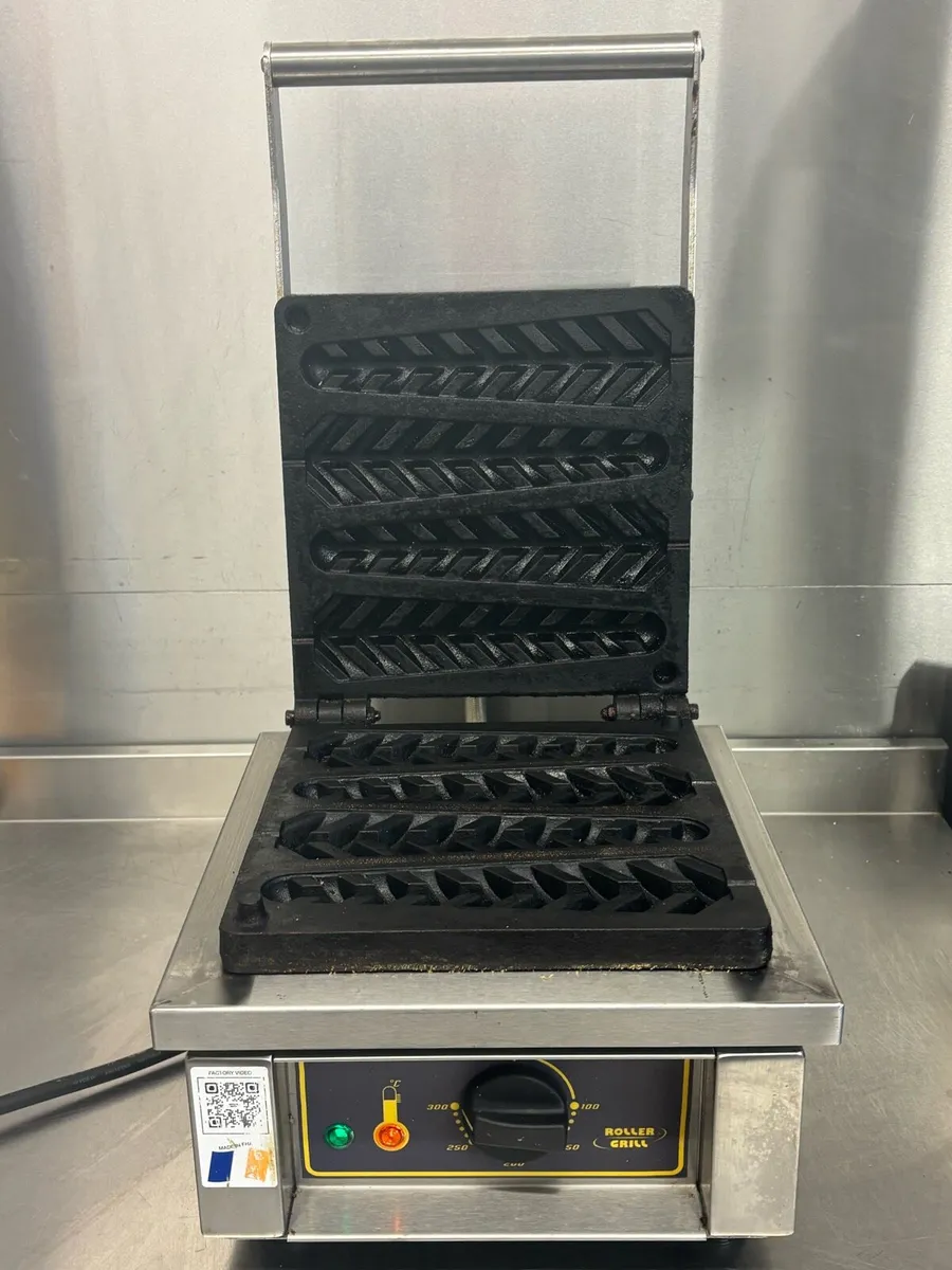 Lolly waffle maker and accessories - Image 2