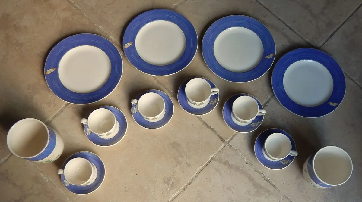 18 Piece Wedgwood ‘Sarah’s Garden’ Queen’s Ware - Image 3