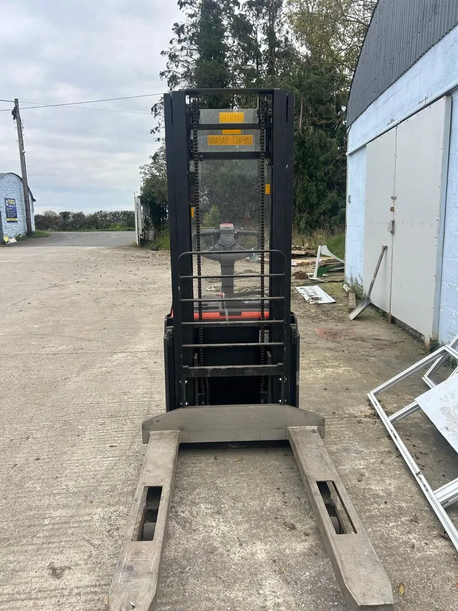 Electric pallet truck - Image 1