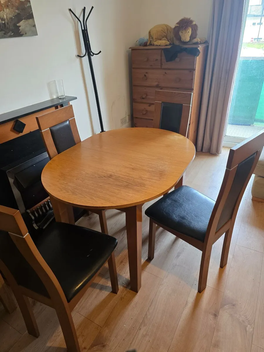 Table and chairs wardropes - Image 1