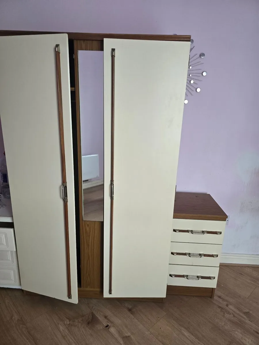 Table and chairs wardropes - Image 2