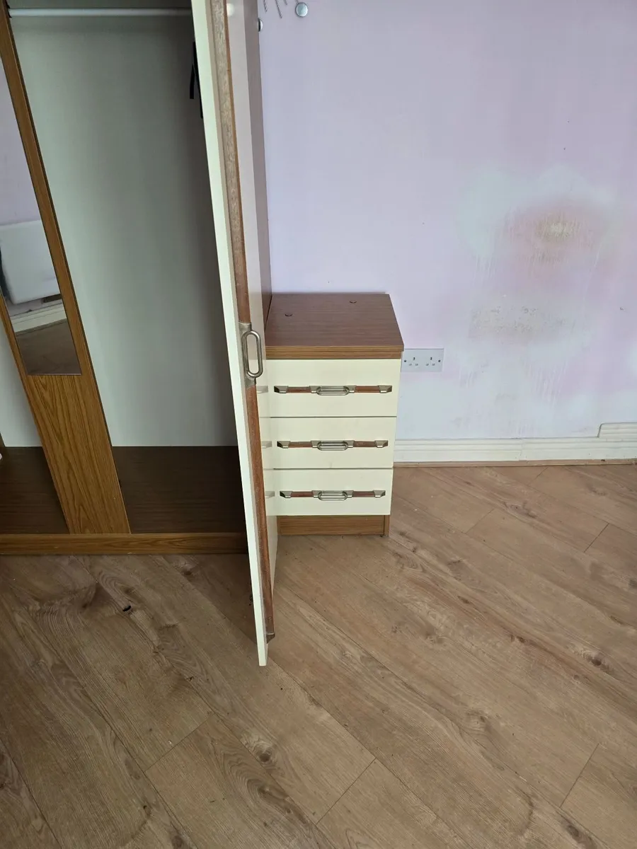 Table and chairs wardropes - Image 4