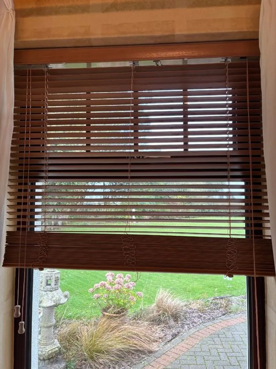 6x Matching UPVC Double-Glazed Windows with Wooden Venetian Blinds (850mm x 1400mm) - Image 4