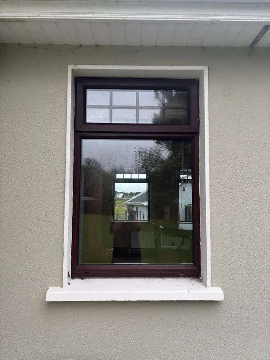 6x Matching UPVC Double-Glazed Windows with Wooden Venetian Blinds (850mm x 1400mm) - Image 1