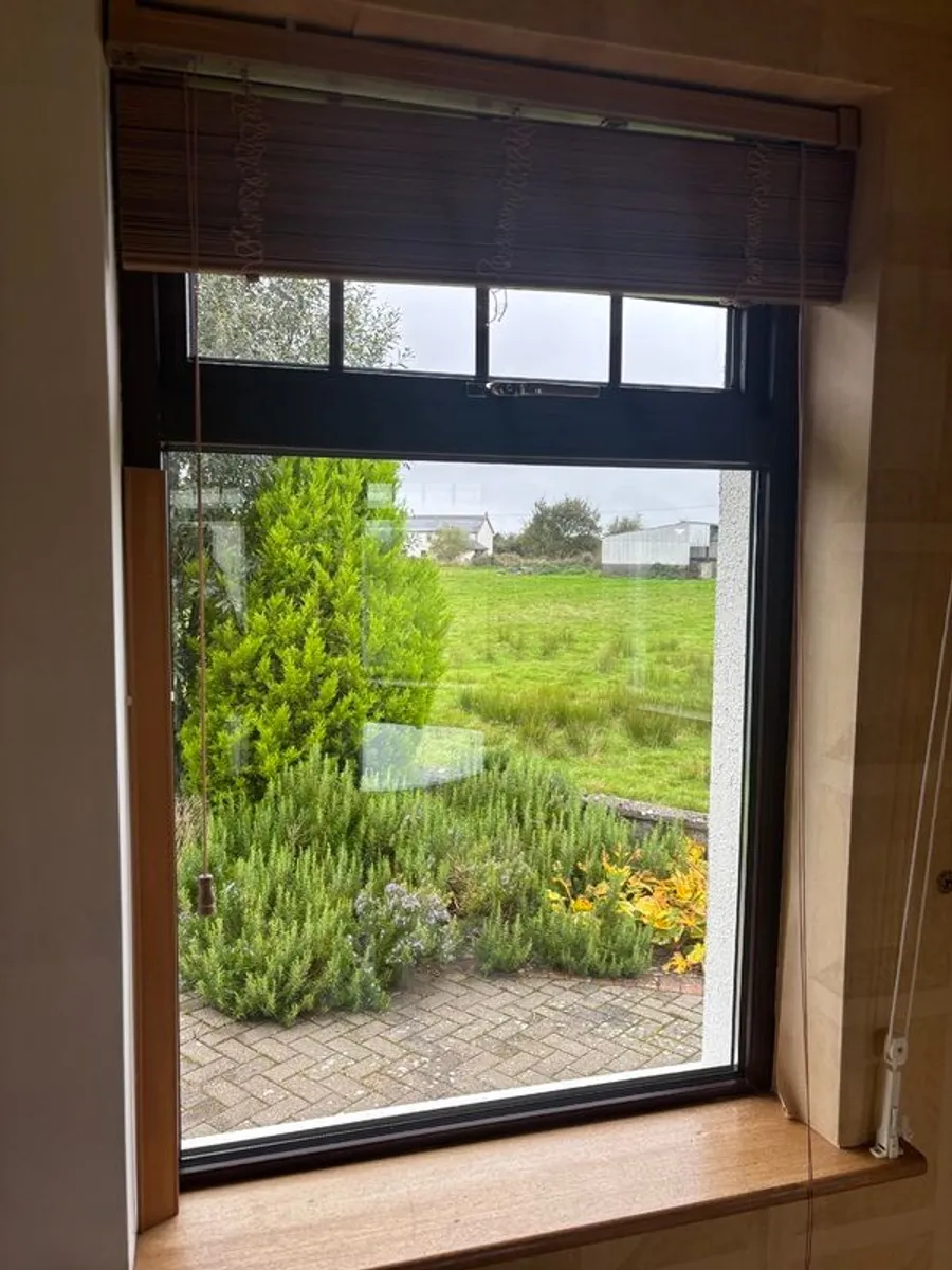 6x Matching UPVC Double-Glazed Windows with Wooden Venetian Blinds (850mm x 1400mm) - Image 2
