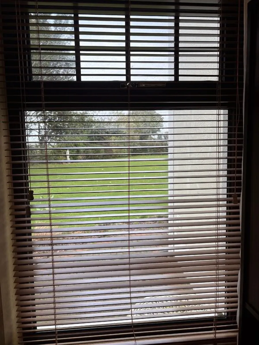 6x Matching UPVC Double-Glazed Windows with Wooden Venetian Blinds (850mm x 1400mm) - Image 3
