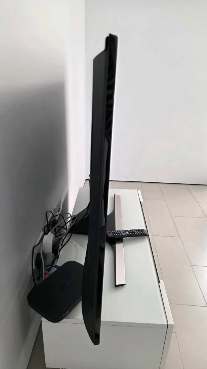 Samsung 55" 4K Ultra HD Smart TV - Image 3