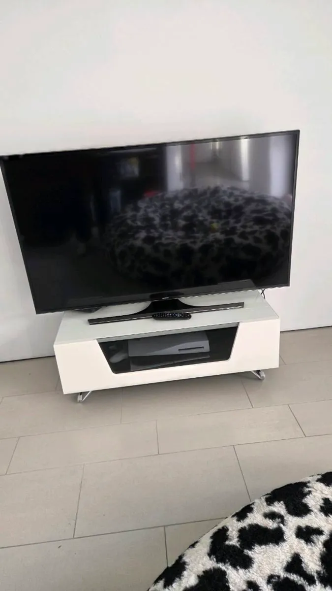 Samsung 55" 4K Ultra HD Smart TV - Image 1