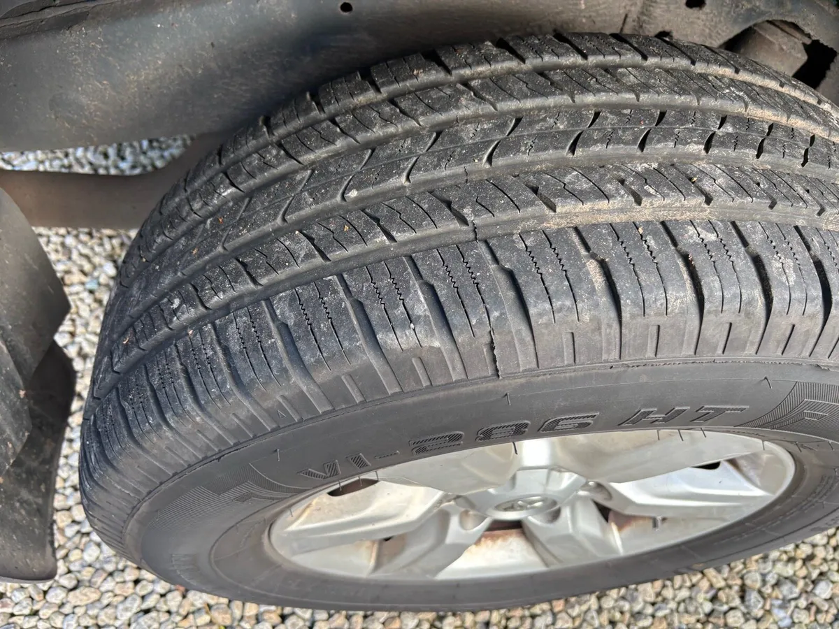 Toyota Landcruiser Business Class 5 seats €333 tax - Image 4