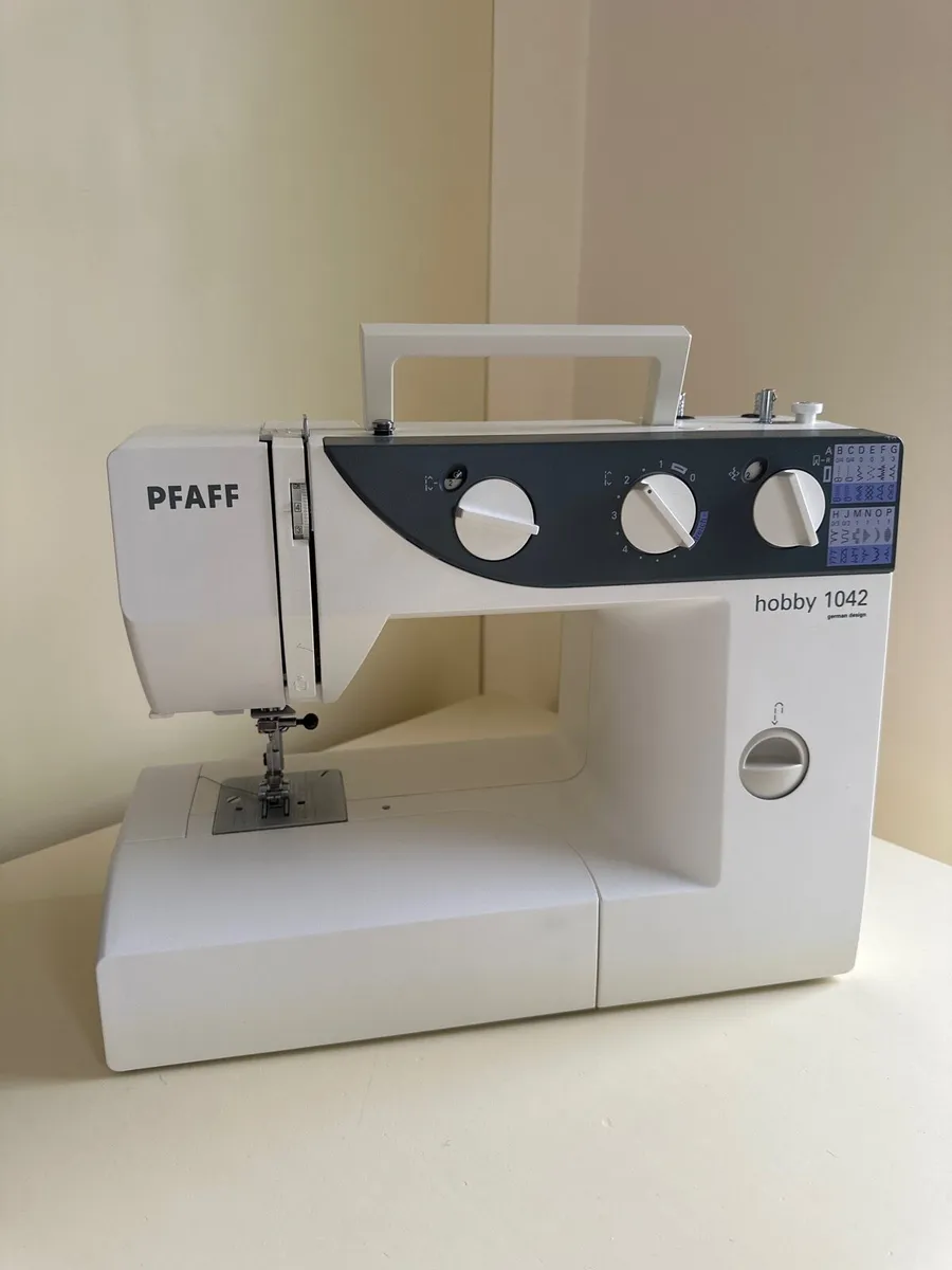 Pfaff Hobby 1042 Sewing Machine - Image 1