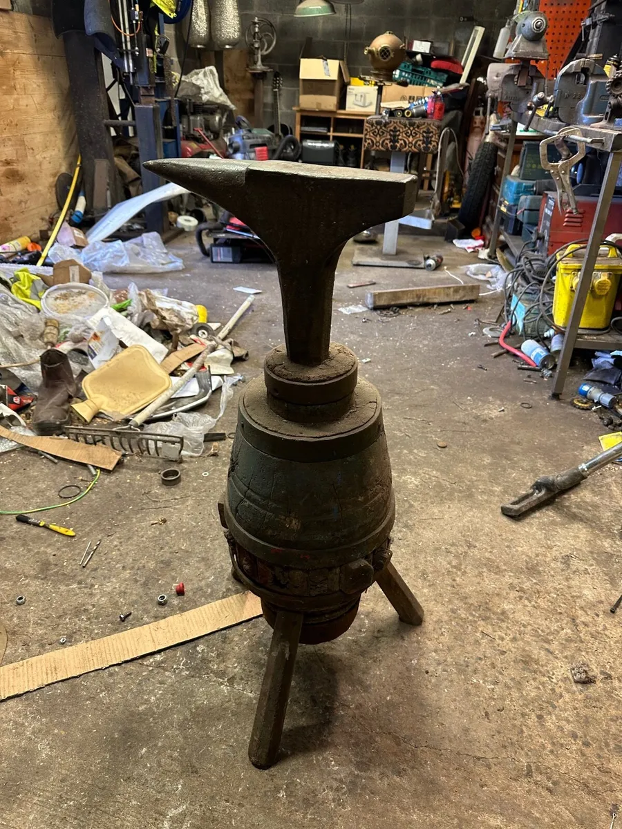 Antique anvil - Image 1