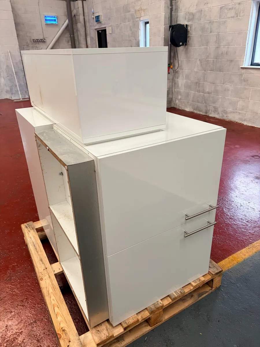 5 Cabinets and 1 drawer - Image 1