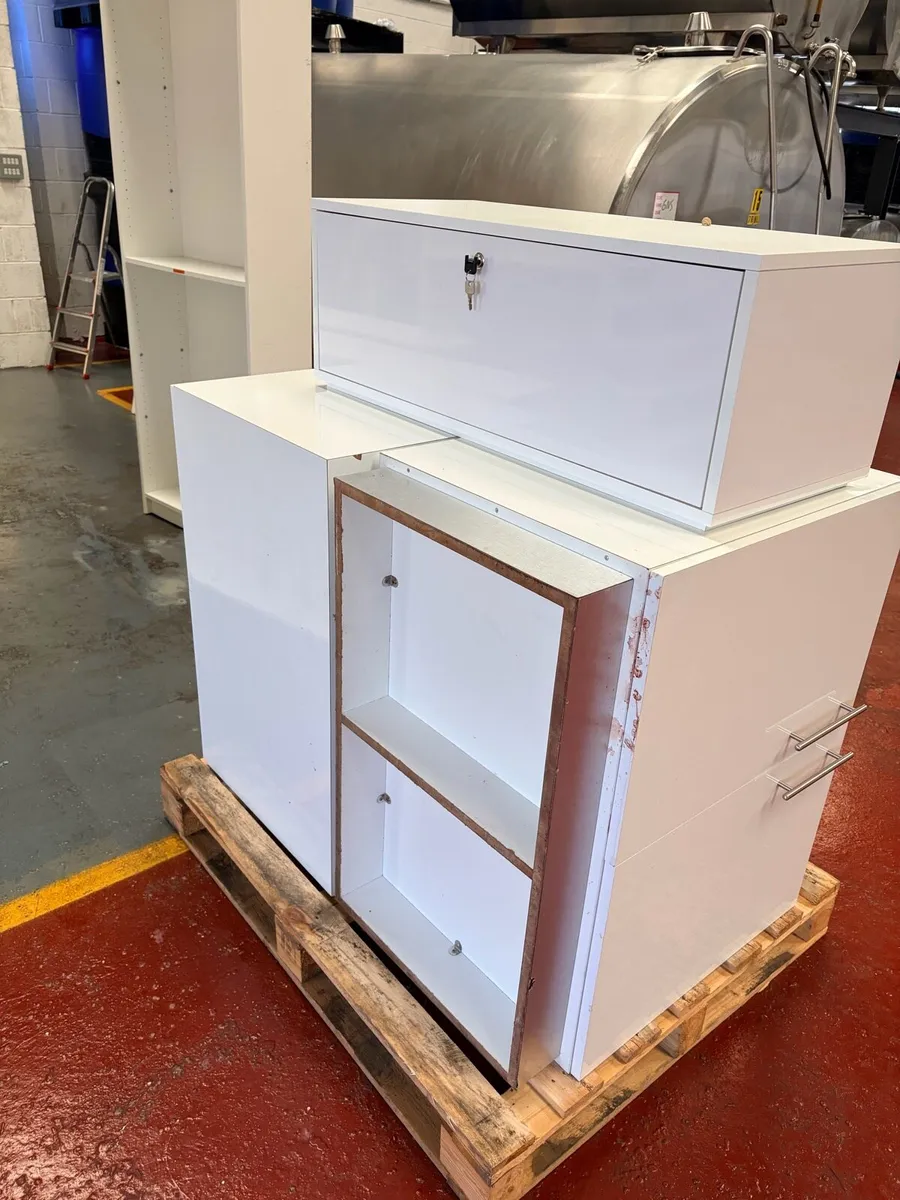 5 Cabinets and 1 drawer - Image 4