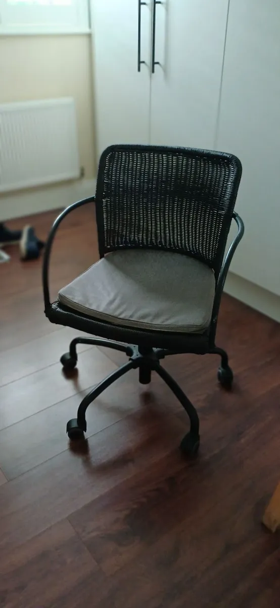 OFFICE CHAIR