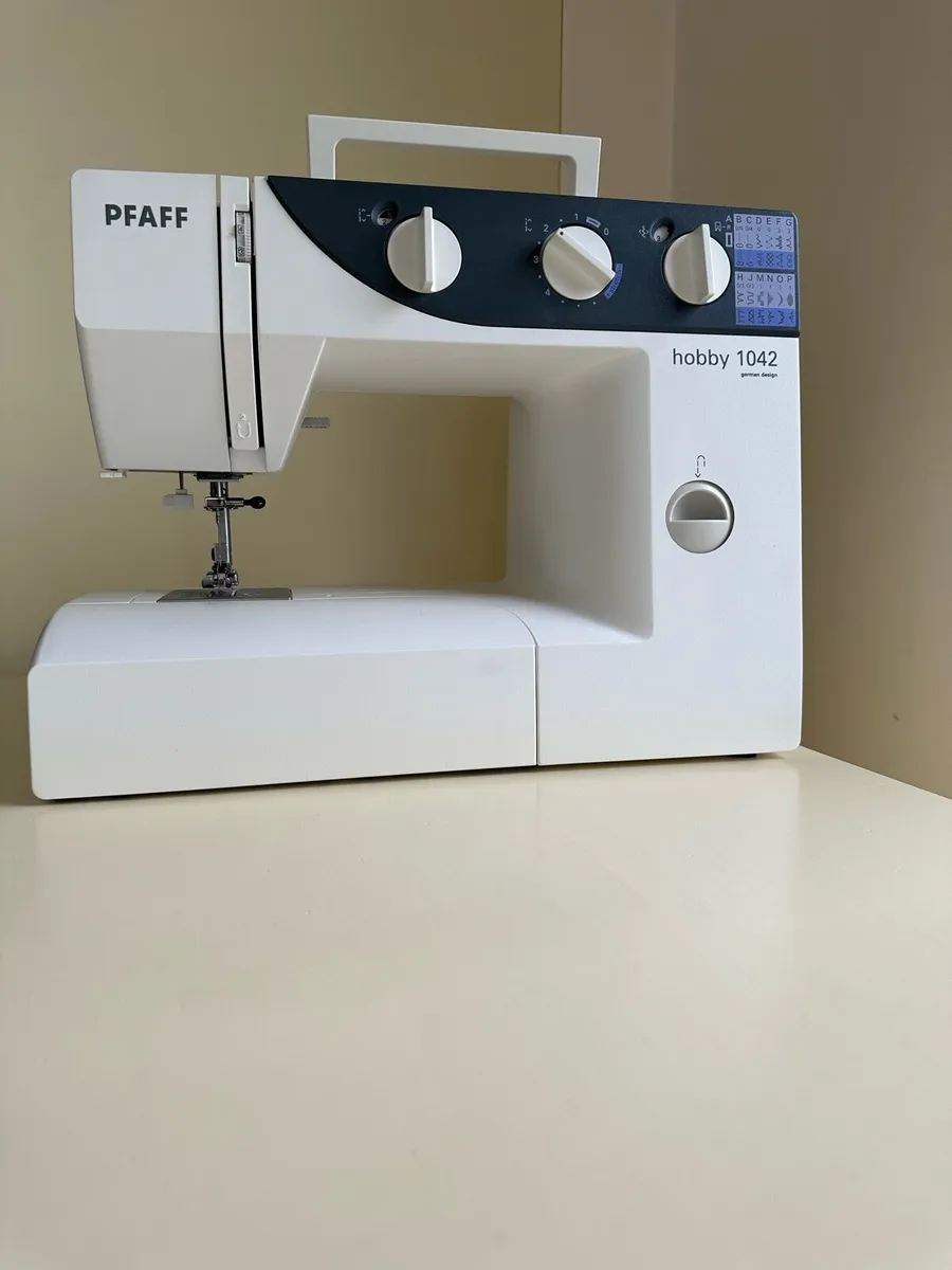 Pfaff Hobby 1042 Sewing Machine - Image 2