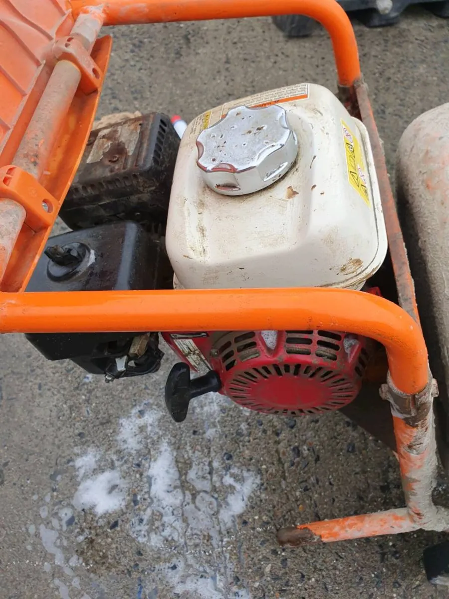 Belle Honda  cement mixer in good condition - Image 3