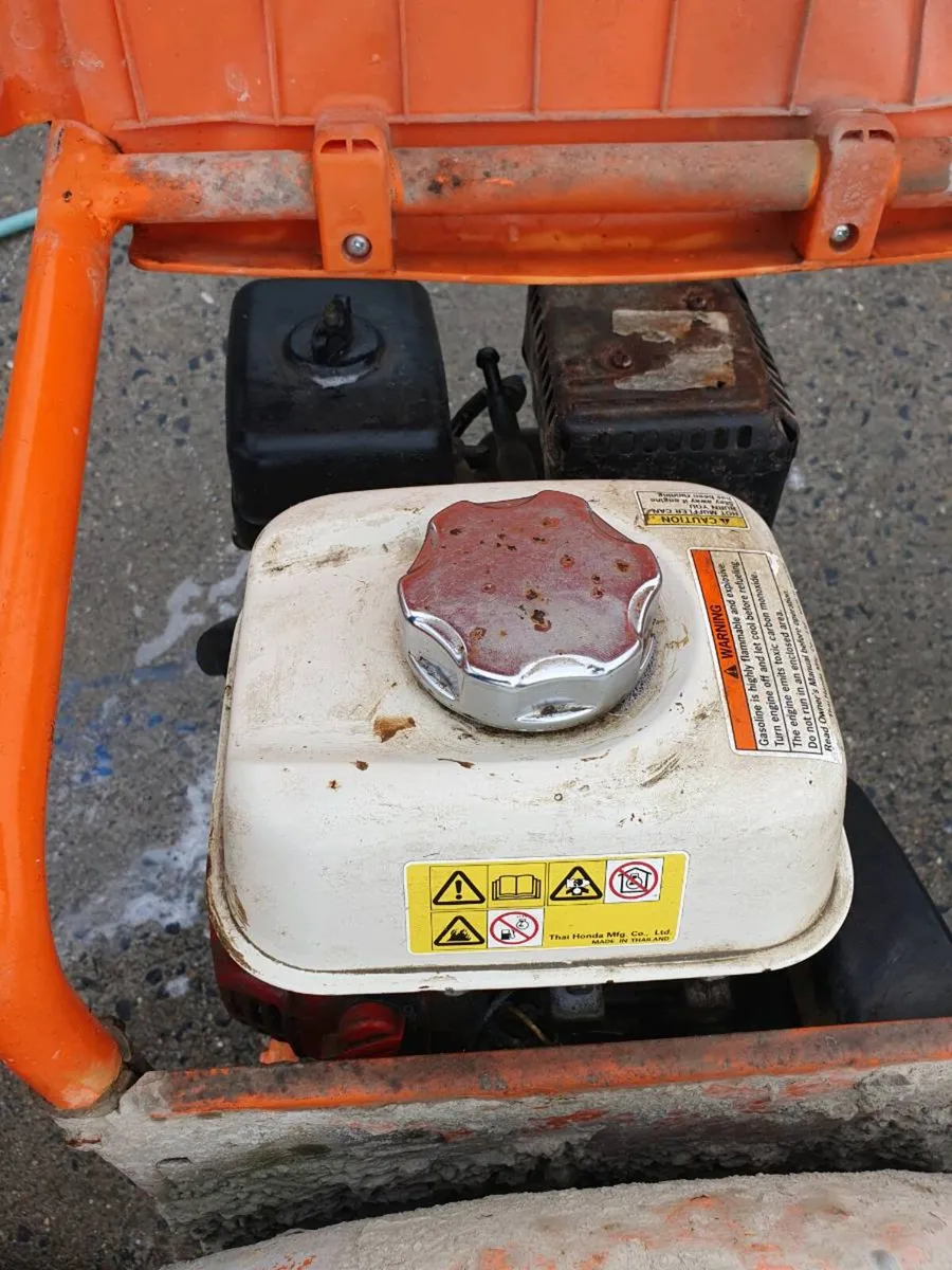 Belle Honda  cement mixer in good condition - Image 4