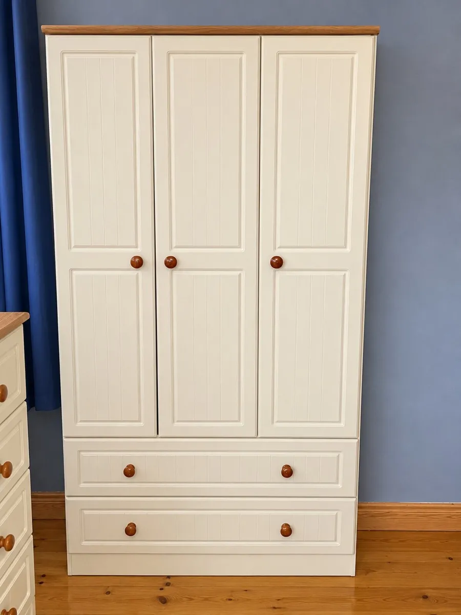 Wardrobe and chest of drawers - Image 1