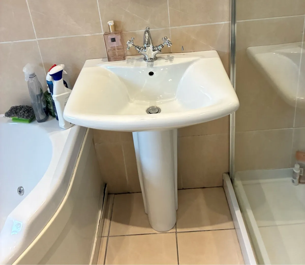 Bath shower and sink - Image 1