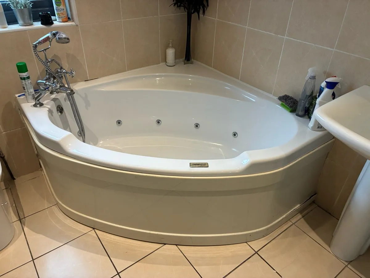 Bath shower and sink - Image 2
