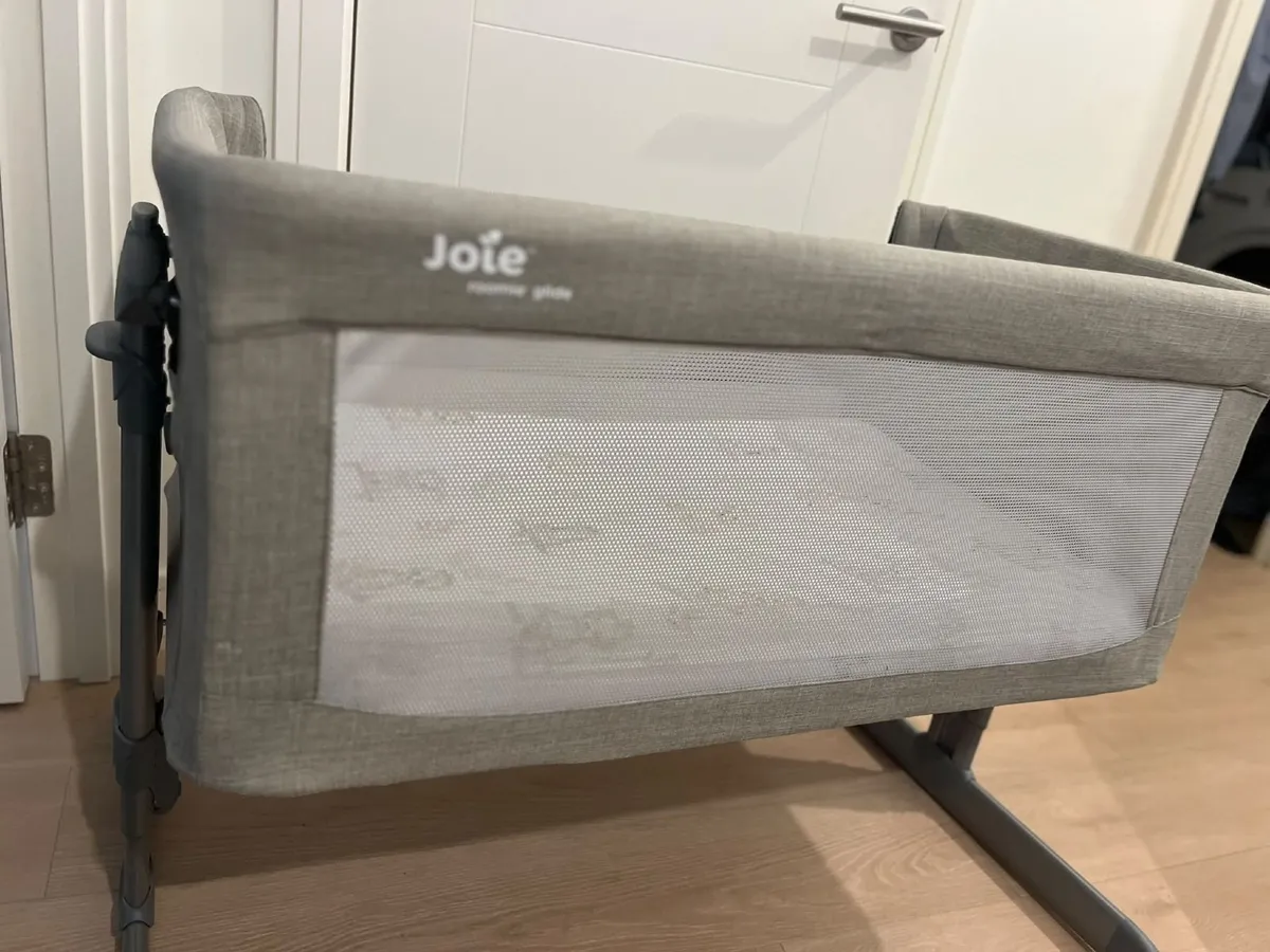 Joie Roomie Glide Bedside Crib free delivery! - Image 3