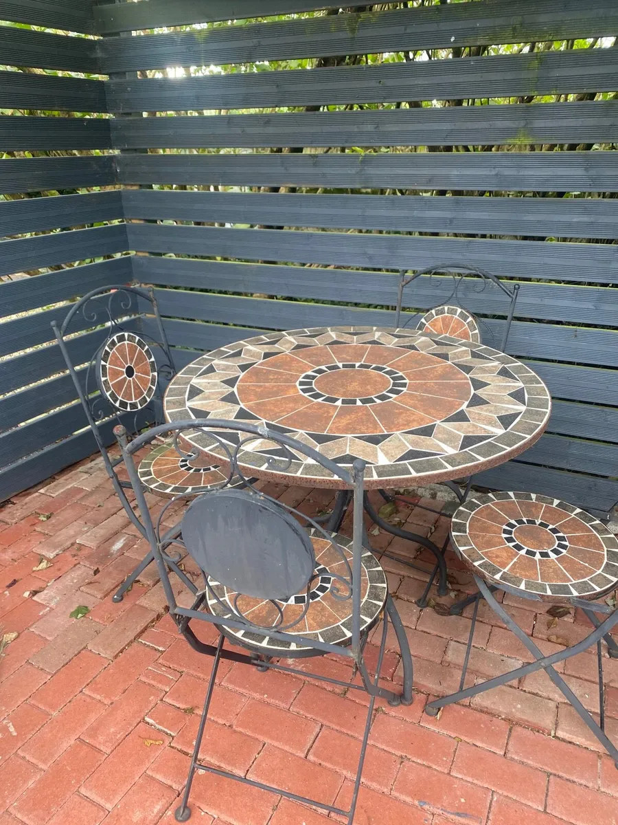 Outdoor table and chairs - Image 1