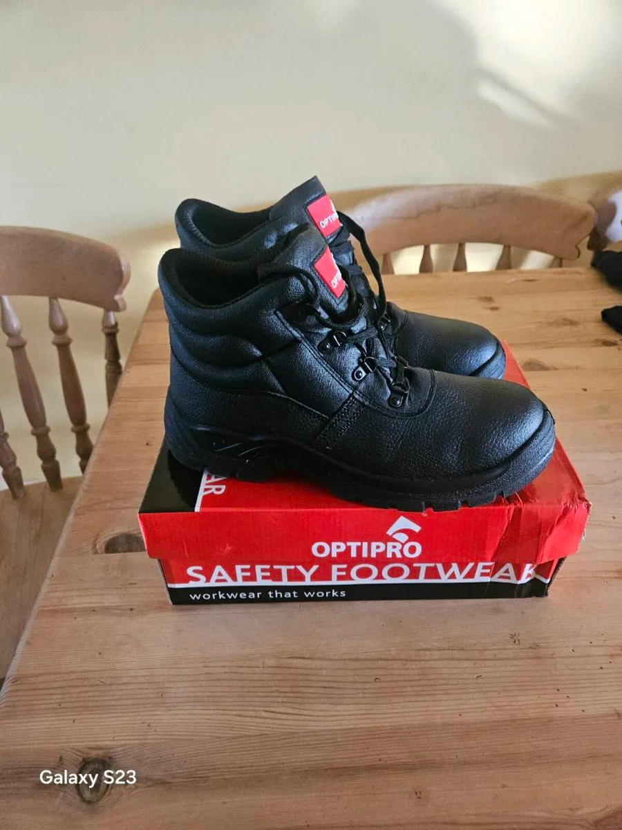 Safety boots - Image 1
