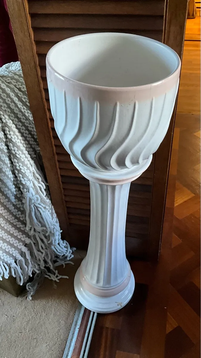 Jardiniere With Ribbed Design Pot + Matching Stand - Image 3