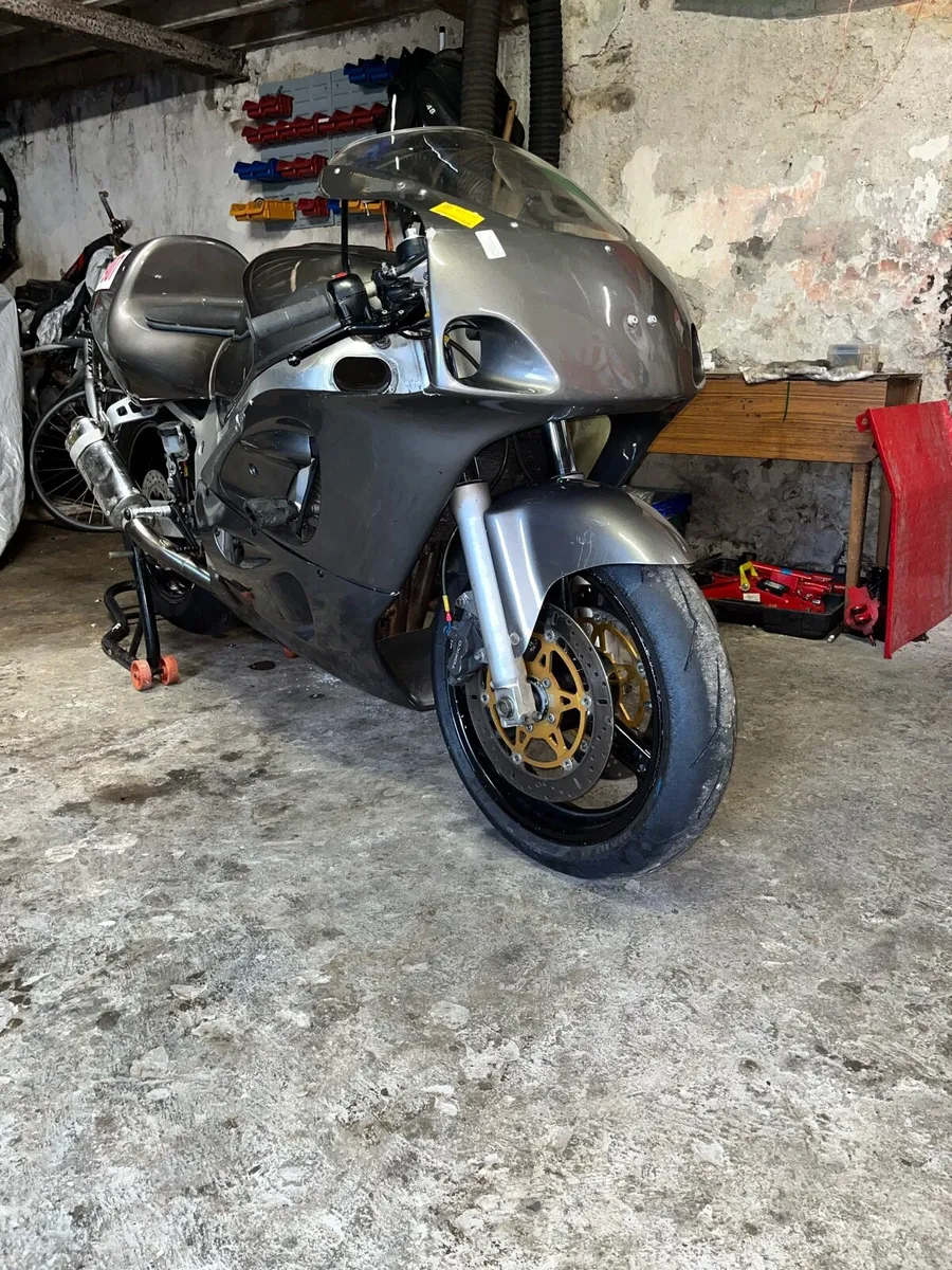 1997 Suzuki GSXR 600 SRAD track bike - Image 3