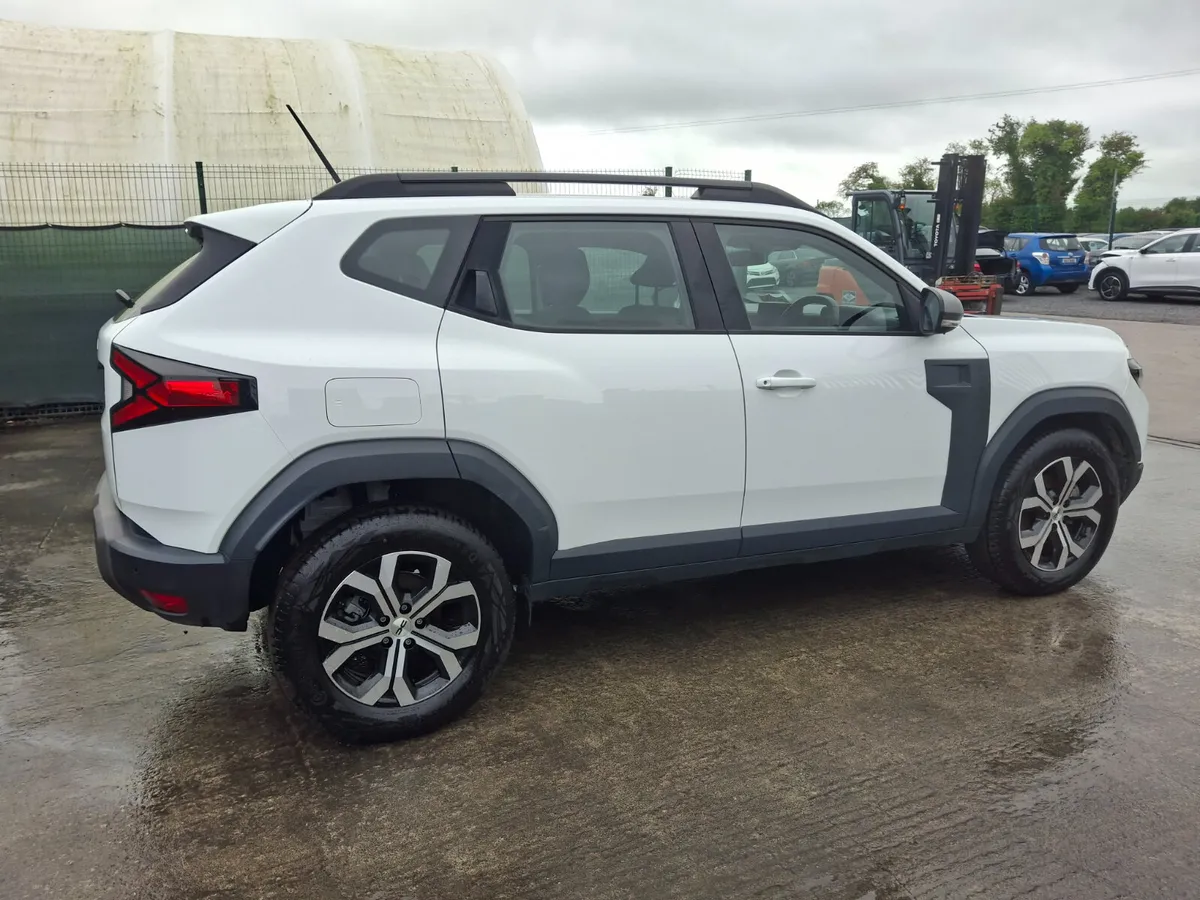 251 Dacia Duster Hybrid  8km Automatic - Image 3