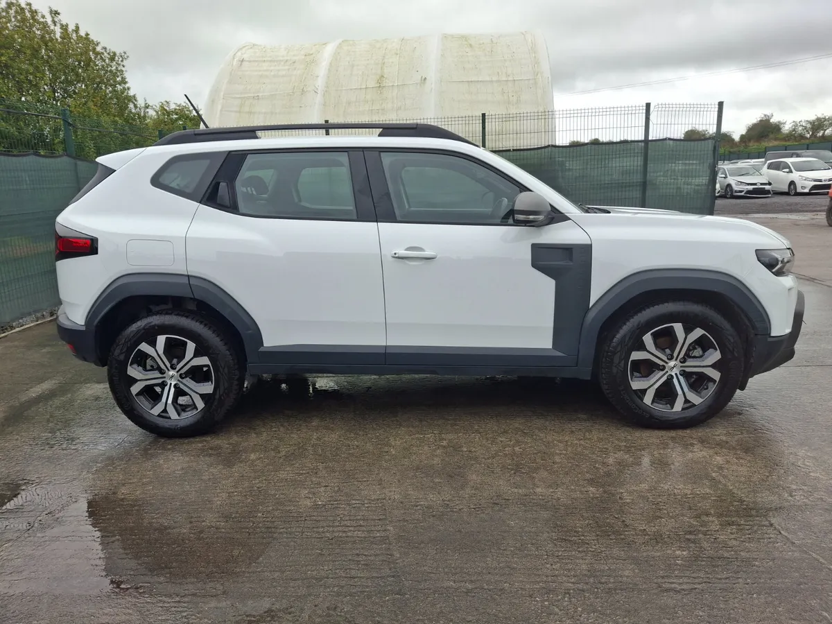 251 Dacia Duster Hybrid  8km Automatic - Image 2