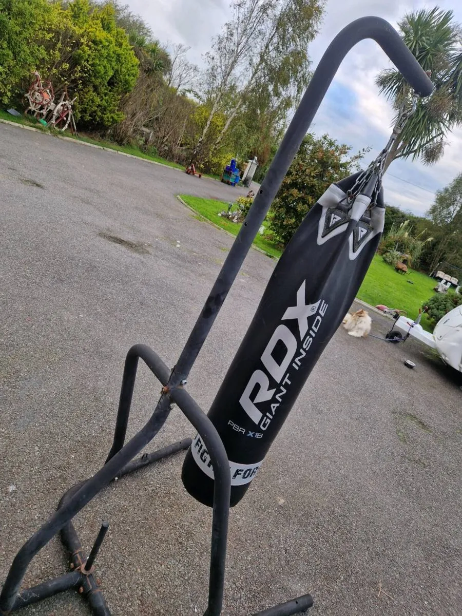 Large stand and punching bag - Image 3
