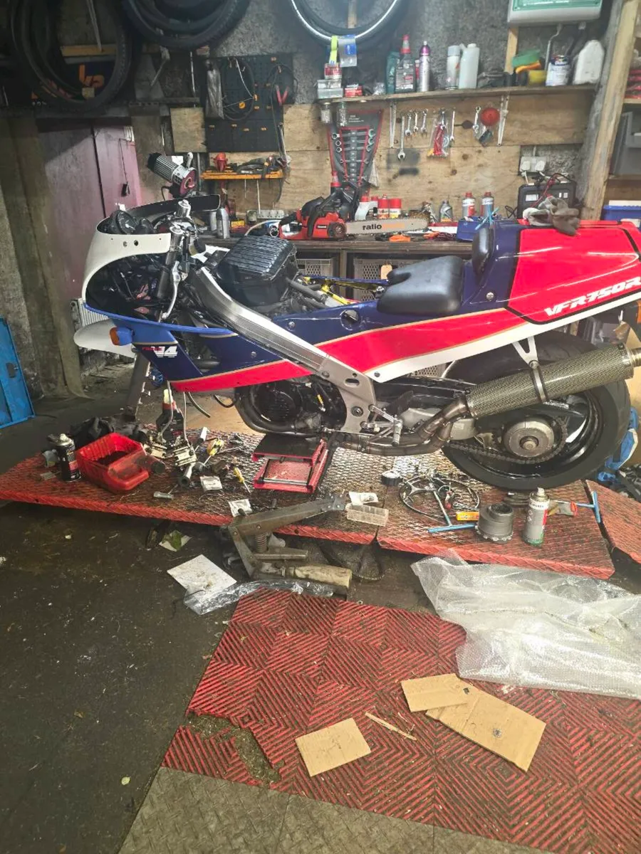 Honda RC30 replica - Image 4