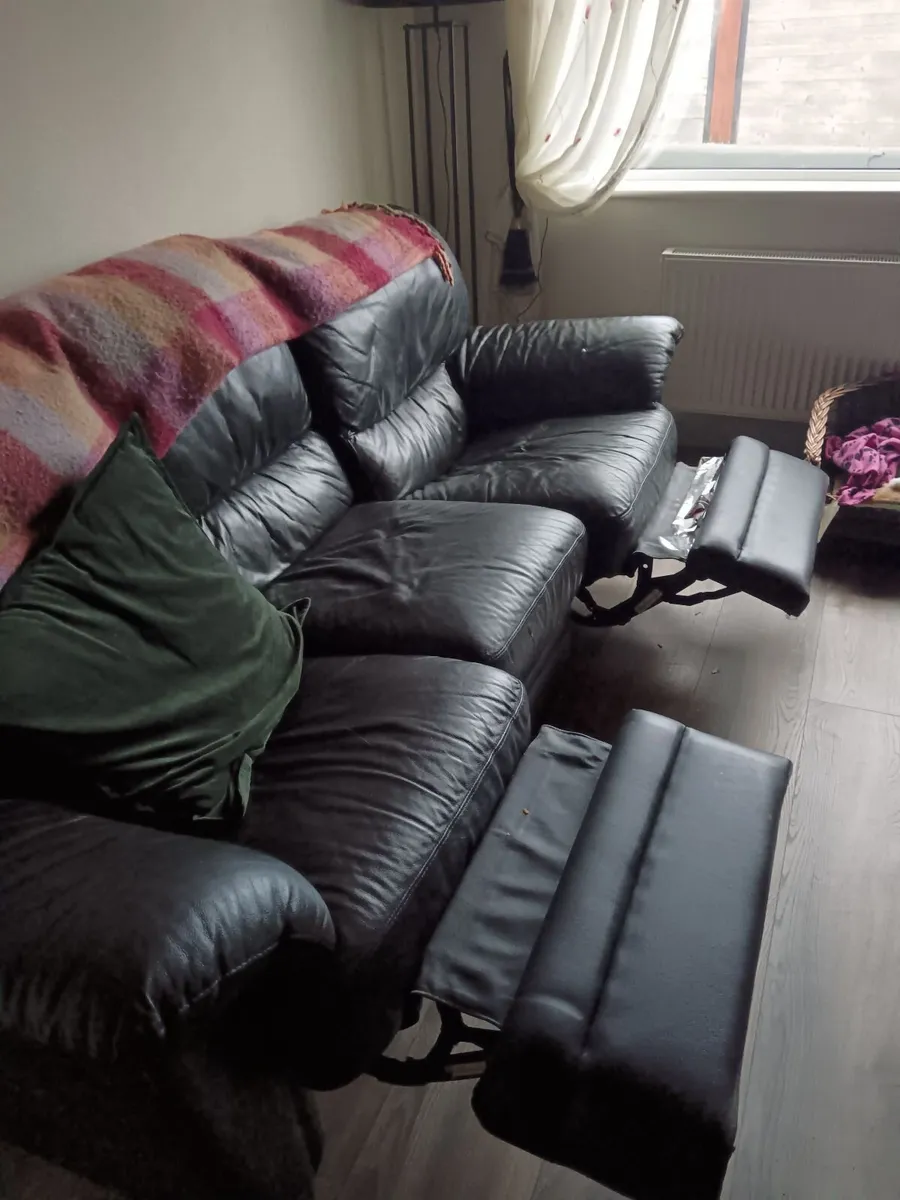 Suite of furniture - Image 1