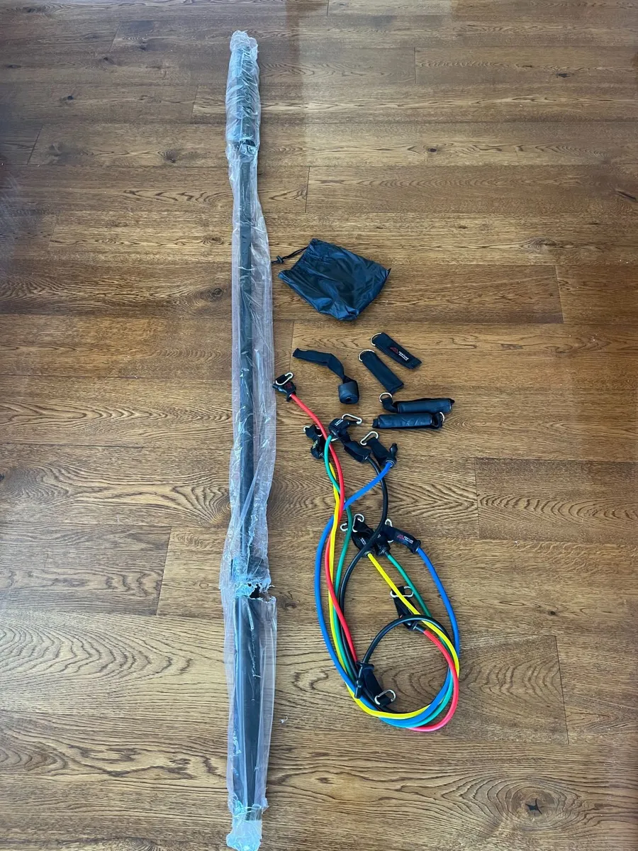 *BRAND NEW* 20kg Olympic Barbell + Resistance Band - Image 1