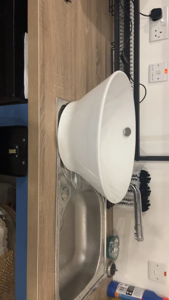 Bathroom sink - Image 3