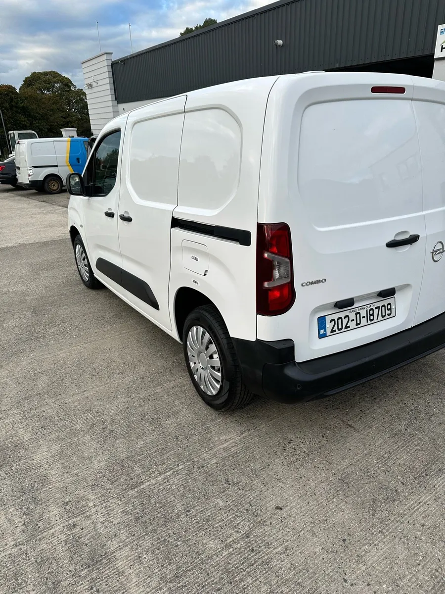 2020 Combo 1.5 diesel (Not Damaged) - Image 4
