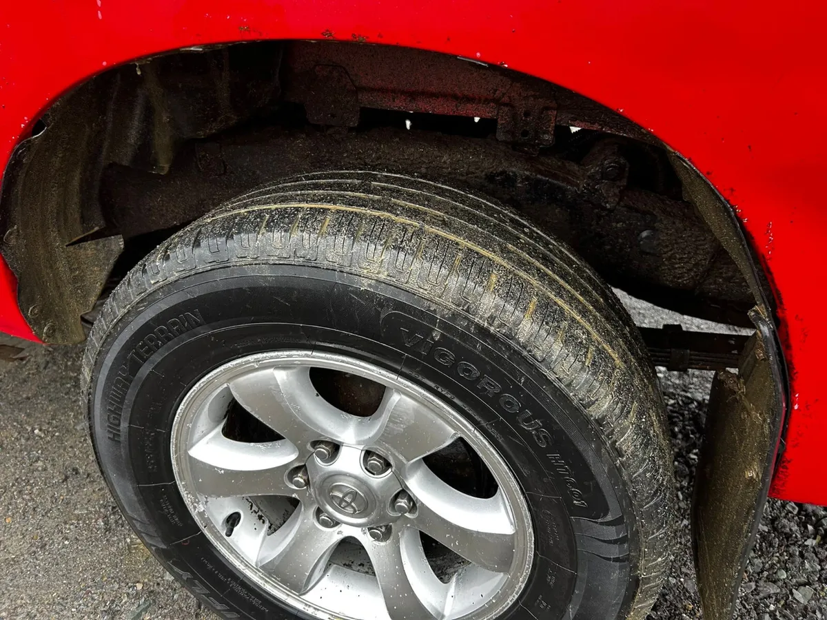 Toyota Hilux 2.5  5 seater crew cab Tax 333e only - Image 4