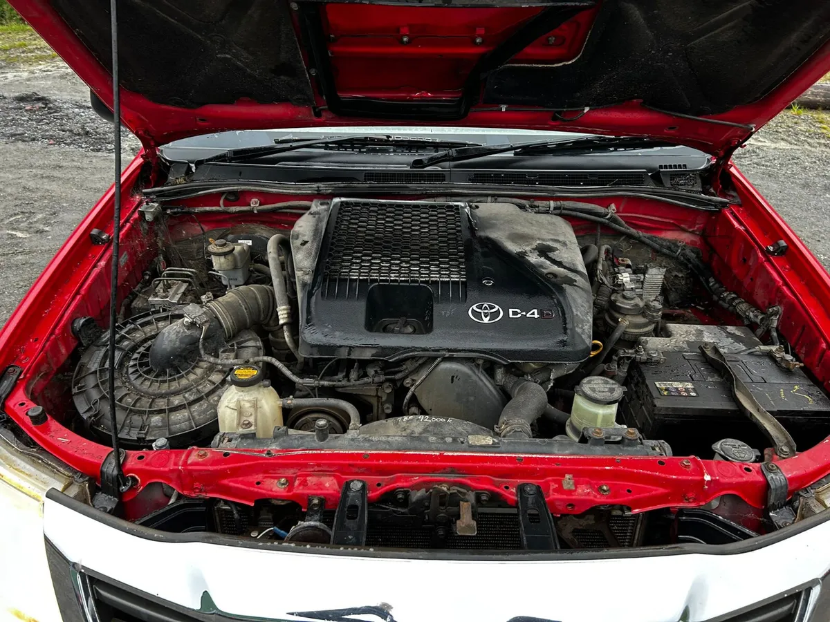 Toyota Hilux 2.5  5 seater crew cab Tax 333e only - Image 3