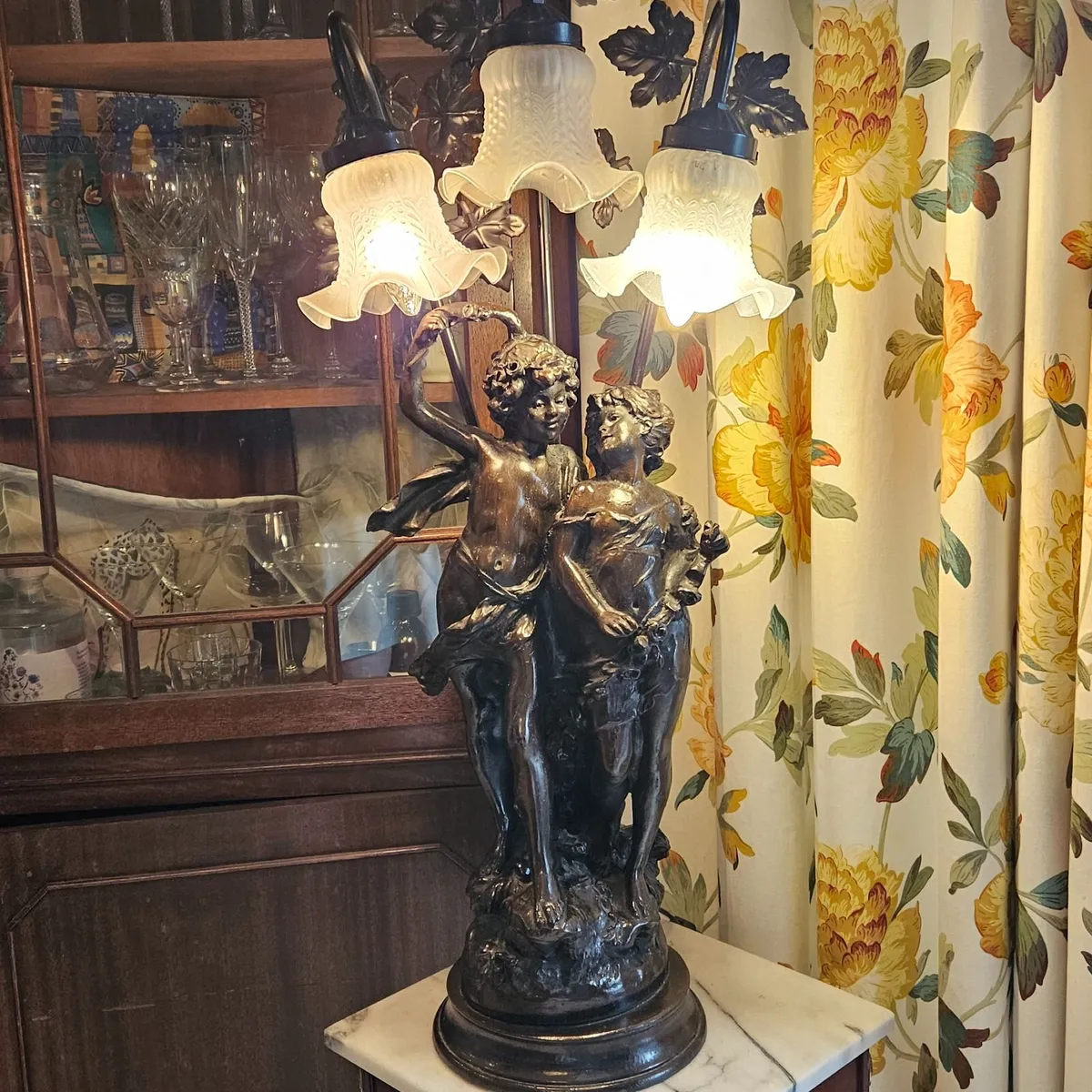 Lamp, fireguard, computer chair, whatnot - Image 1